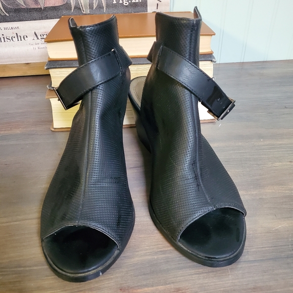 DSW Its OK Kiara Open Toe Booties Black Leather Heels Ankle Strap womens sz 8 - Picture 6 of 9